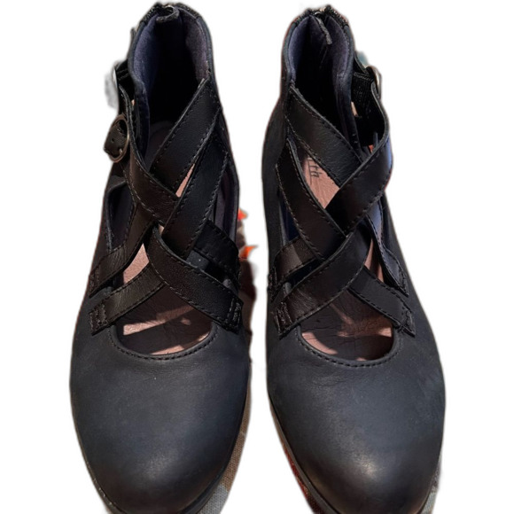 Earth heeled navy leather bootie. Criss cross buckle size 8 2.5” heel - Picture 8 of 9